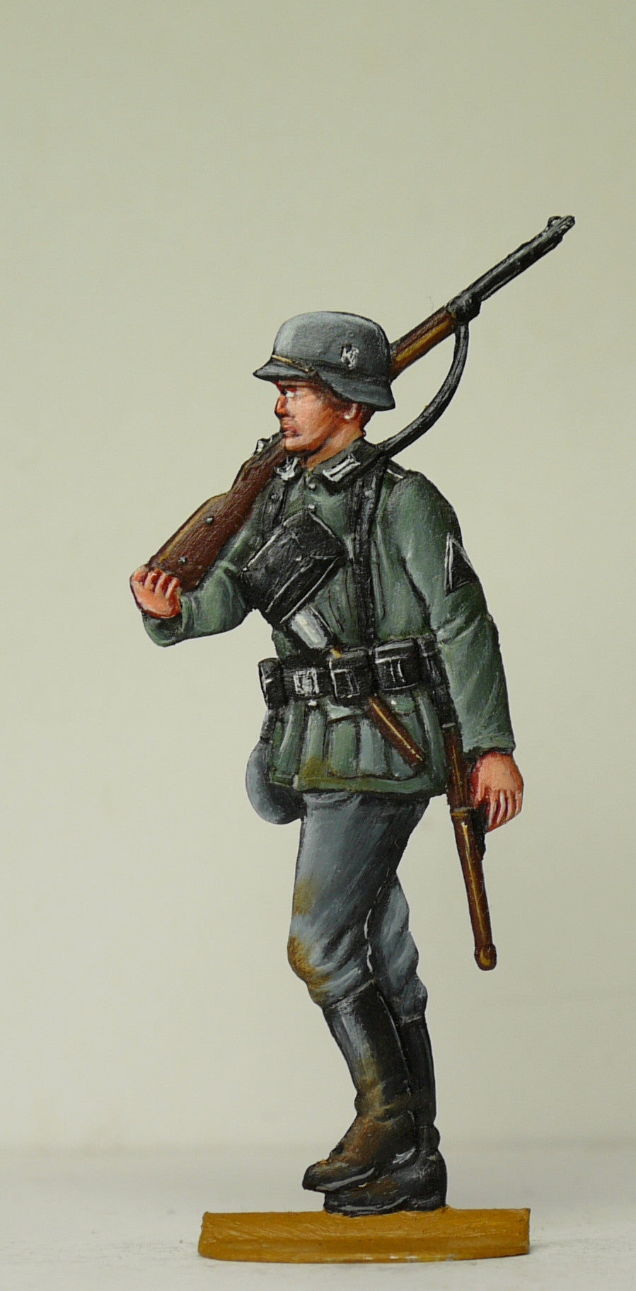 Soldier with carbine over schoulder - Glorious Empires-Historical Miniatures  