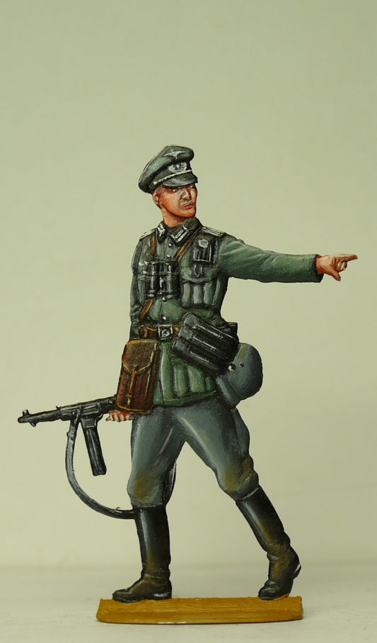 Officer with Schmeisser (MP/40), pointing - Glorious Empires-Historical Miniatures  