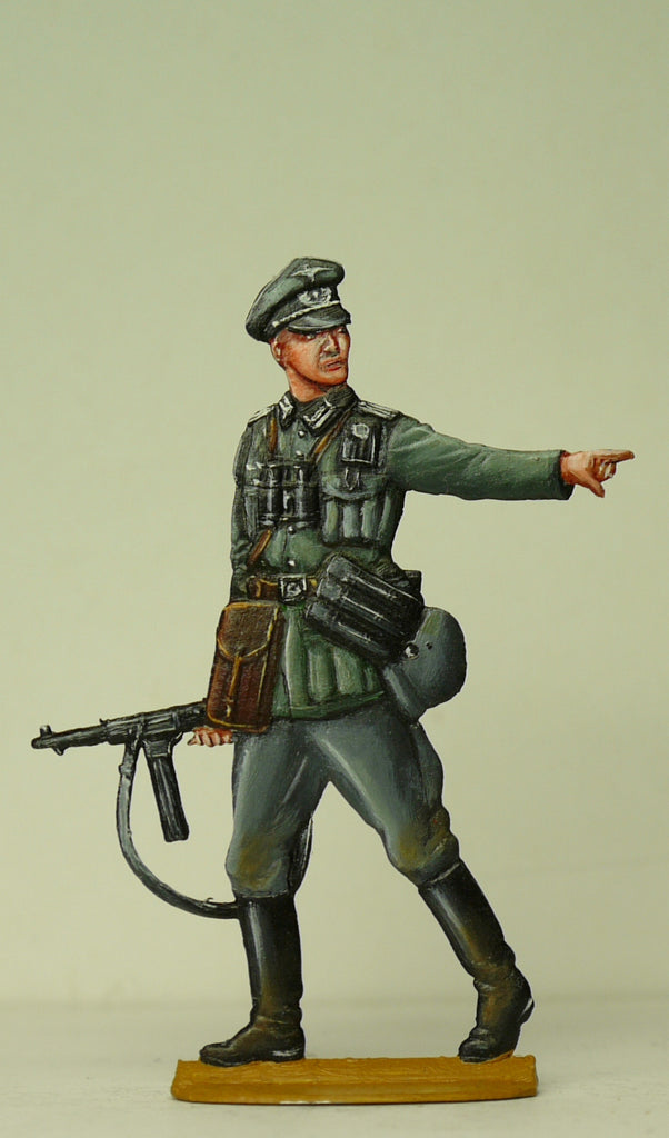 Officer with Schmeisser (MP/40), pointing - Glorious Empires-Historical Miniatures  