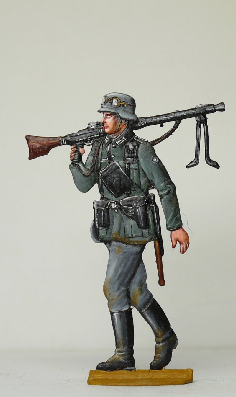 Soldier with machine gun (MG/42) over schoulder - Glorious Empires-Historical Miniatures  