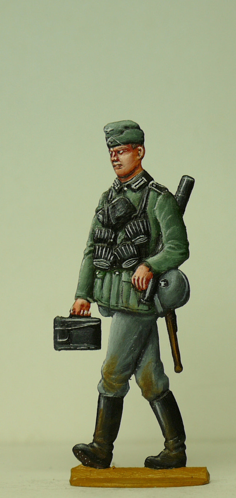 Soldier loaded with ammo and spare barrel for MG42 - Glorious Empires-Historical Miniatures  