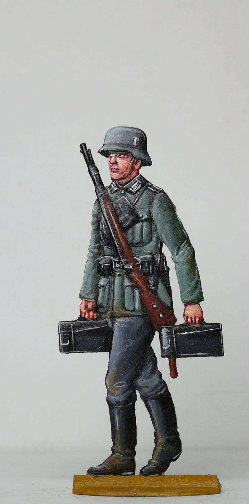 Soldier carrying ammo boxes - Glorious Empires-Historical Miniatures  